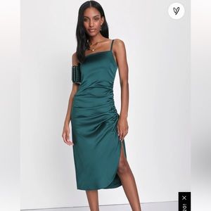 NWT lulu’s emerald green ruched midi dress size small
